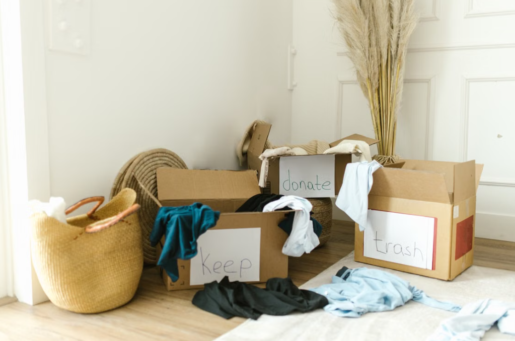 6 Whole-House Decluttering: Sorting & Packing Old Items | On-Site Service Using Multi-Purpose Corrugated Boxes - Image 1