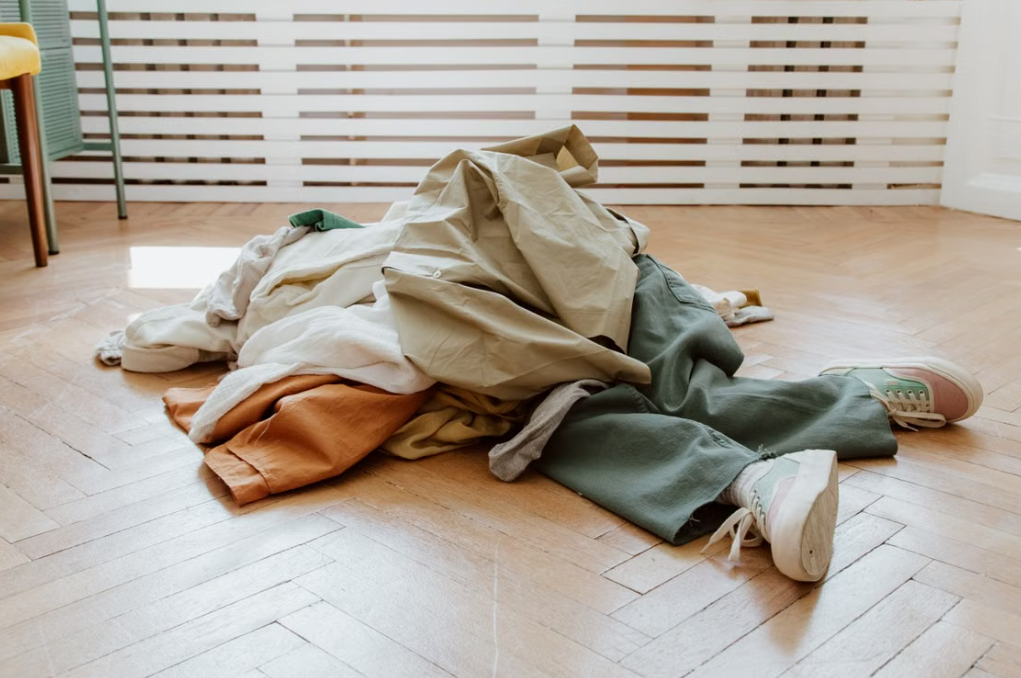 8 On-Site Sorting & Packing Service for Old Clothing | High-Capacity Storage & Organization - Image 1